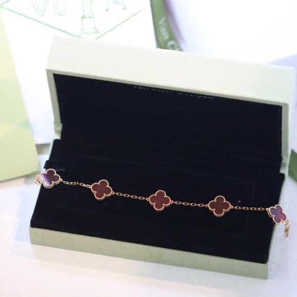 Four-Leaf Clover Red Bracelet - Picture 3 of 4